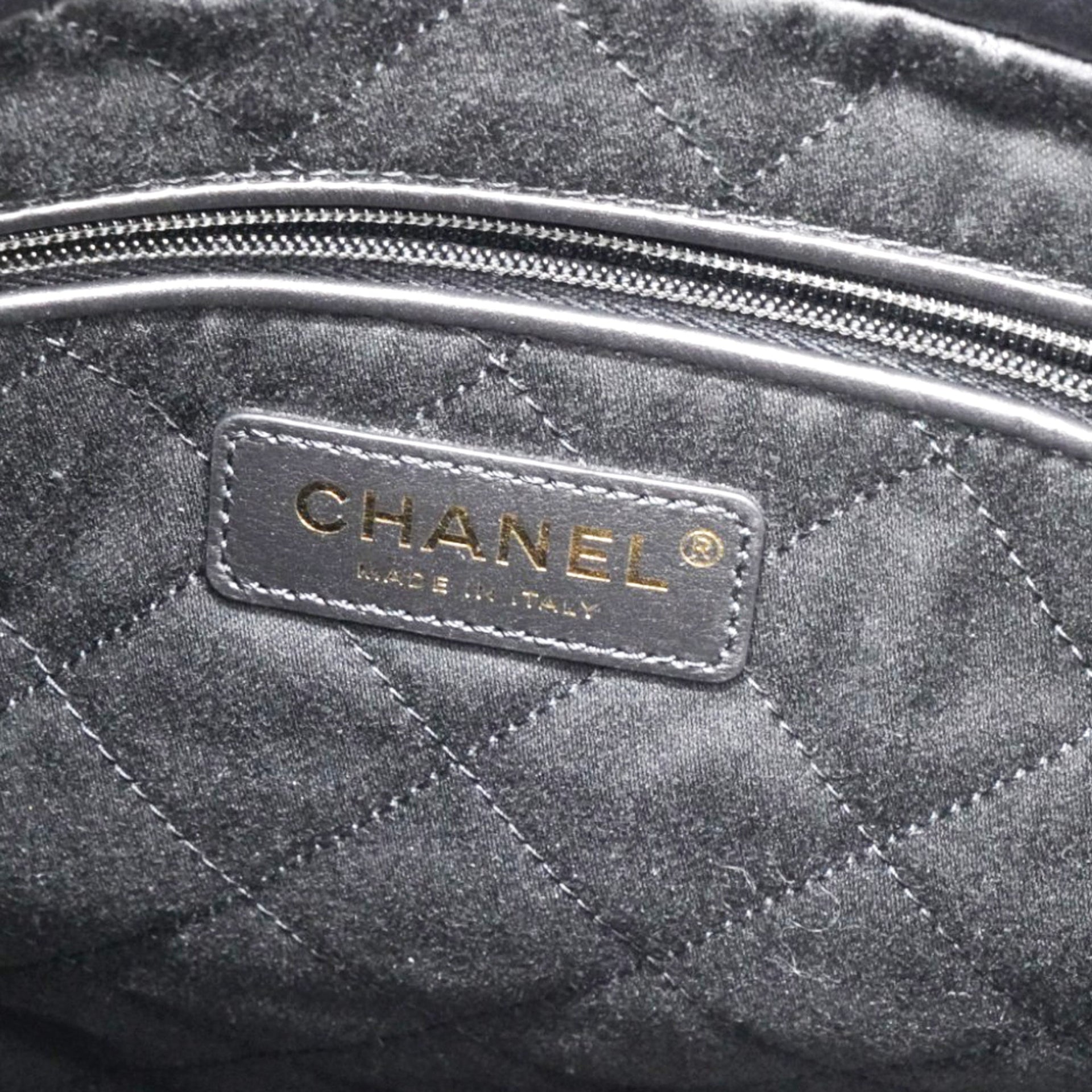 Shiny Quilted Medium Chanel 22 Black