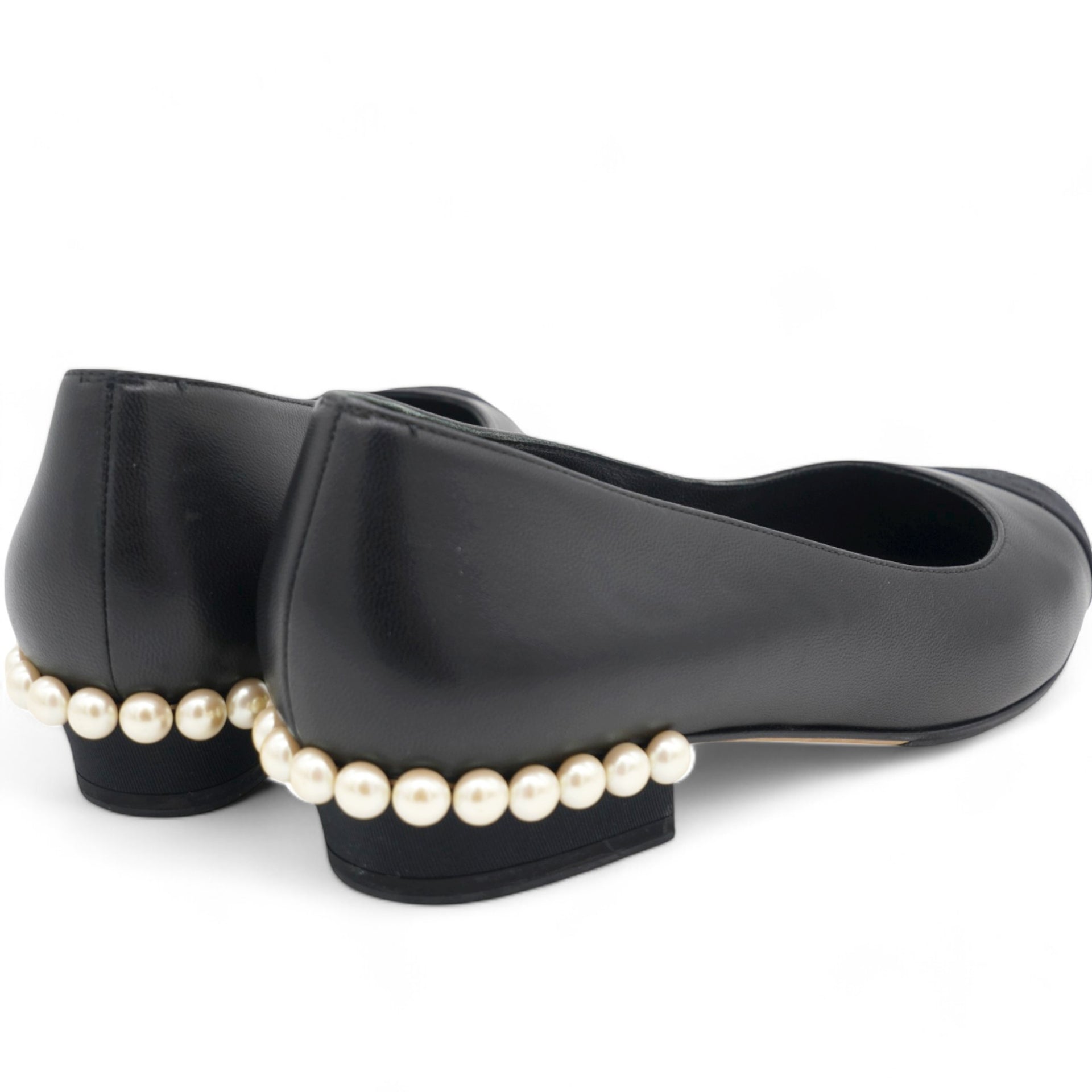 Pearl-Embellished Flats in Black Leather Size 38