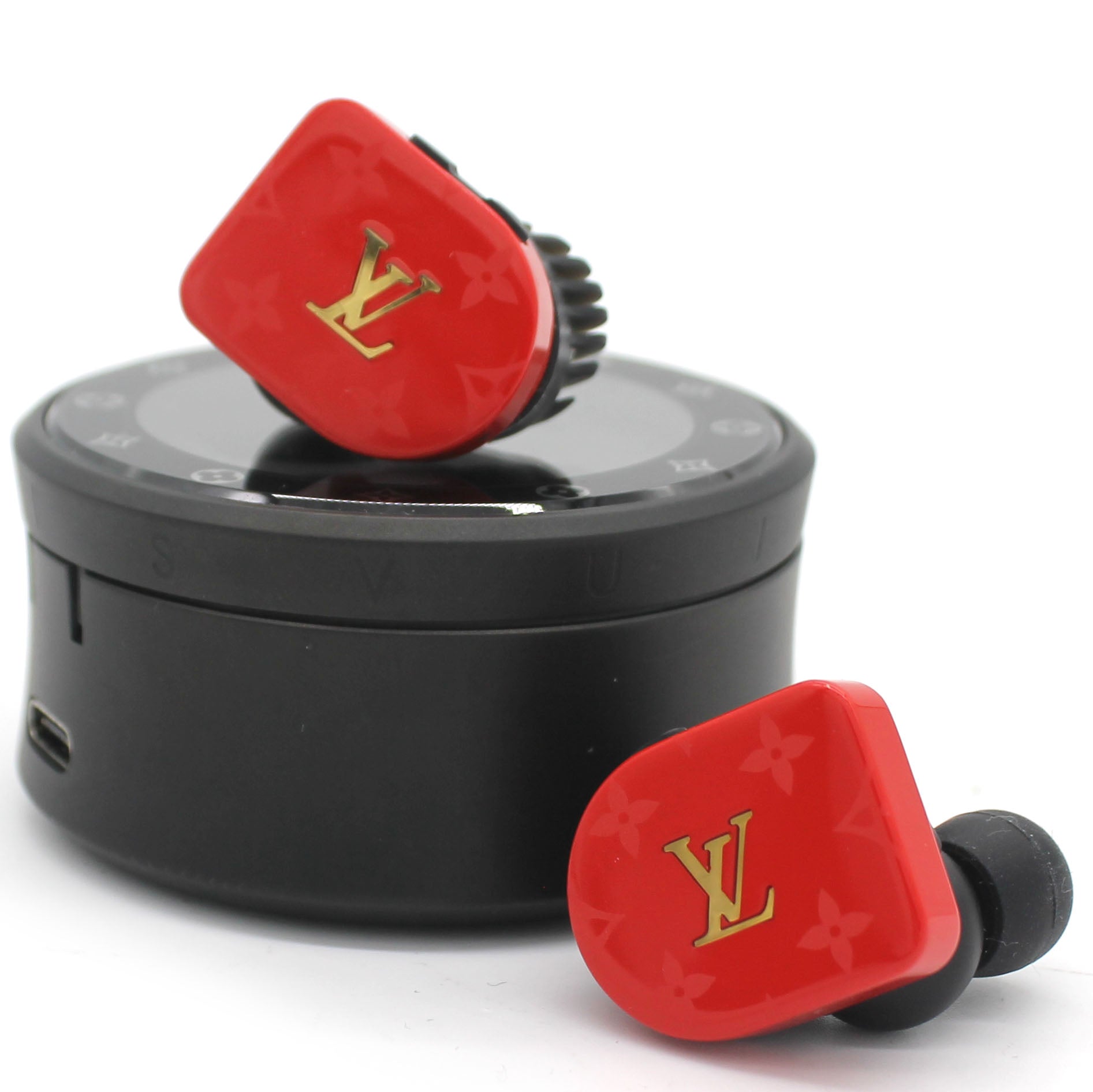 Louis Vuitton on X: Positive resonance. The new #LouisVuitton Horizon  Earphones come in five fresh colors, including bright red. Learn more about  the wireless headphones' new features at    / X