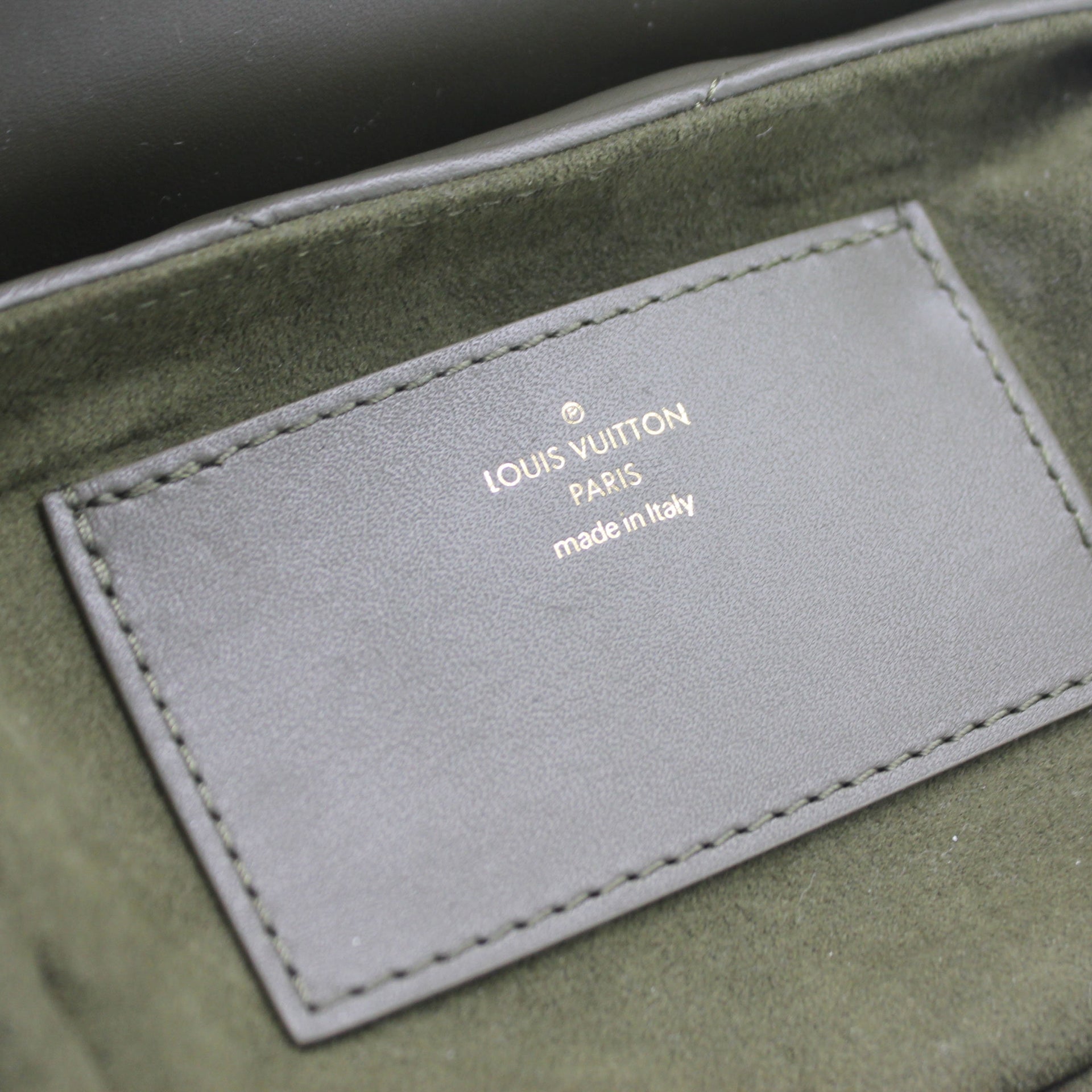 2020 Louis Vuitton Black Chevron Quilted Calfskin New Wave Multi Pochette